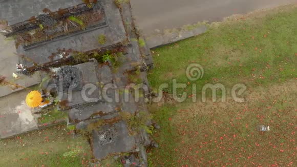 巴厘岛贝杜古勒地区的传统大门入口的空中拍摄前往巴厘概念视频的预览图