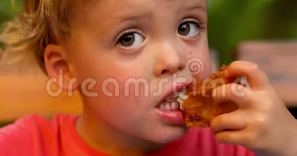 小男孩吃炸鸡视频的预览图