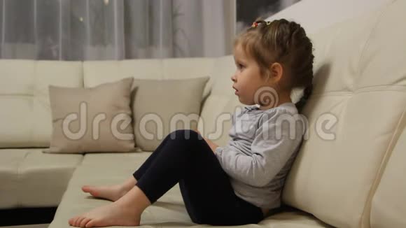 坐在沙发上看电视的小女孩视频的预览图
