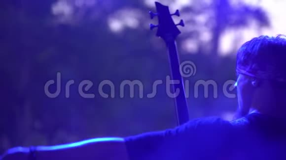 摇滚音乐家在音乐会上从舞台上演奏电吉他在聚光灯下双手特写视频的预览图