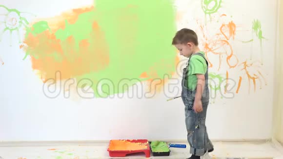 小艺术家画白墙逗孩子玩视频的预览图