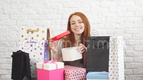 快乐的年轻女孩拿着一个圣诞盒子对着相机微笑视频的预览图