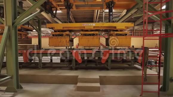 工厂单位与机械综合体运输砖块视频的预览图
