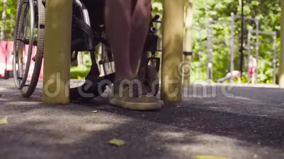 残疾人坐在轮椅上的腿视频的预览图