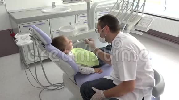 年轻医生咨询小孩友好牙医和可爱小孩的画像视频的预览图