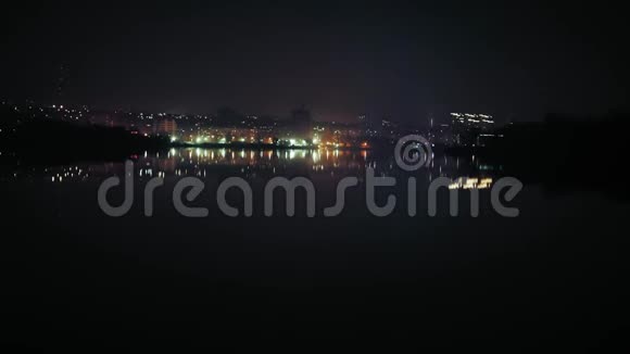 夜城背景下的河面彩灯视频的预览图