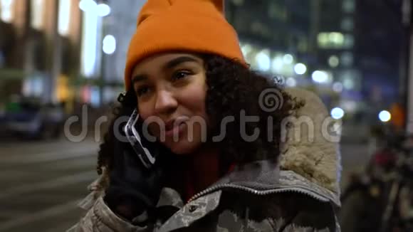 柏林亚历山大广场车站晚上一位美丽的混血女青年少女正在用手机聊天视频的预览图