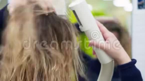 中年妇女在更衣室里干头发的肖像视频的预览图