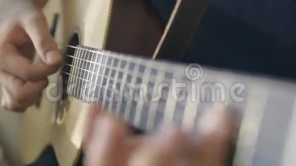 弹吉他的男音乐家的手视频的预览图
