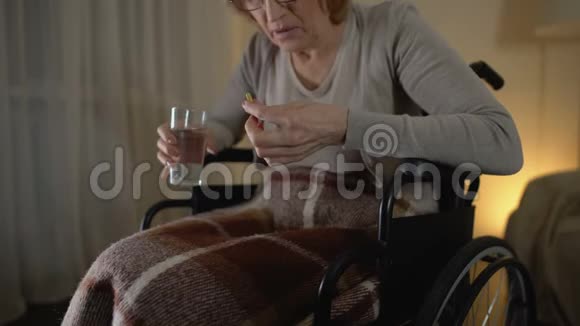 女性患者患有老年痴呆症努力吃药绝望视频的预览图