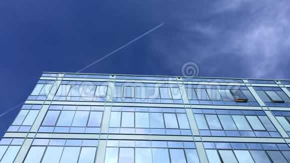 办公楼窗户反射蓝天和飞机视频的预览图
