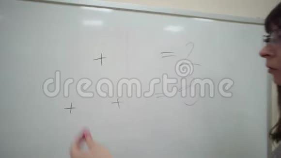老师站在白板上讲解小学的加法规则视频的预览图