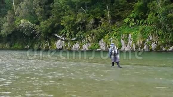 垂钓者钓了一条新西兰鳟鱼视频的预览图