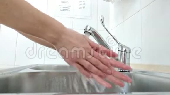 穿白色制服的女医生在手术前用水槽里的水洗手视频的预览图