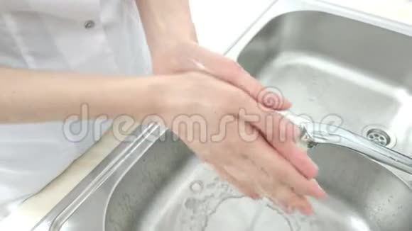 穿白色制服的女医生在手术前用水槽里的水洗手视频的预览图