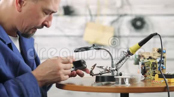 这位工程师正在修理旧手机视频的预览图