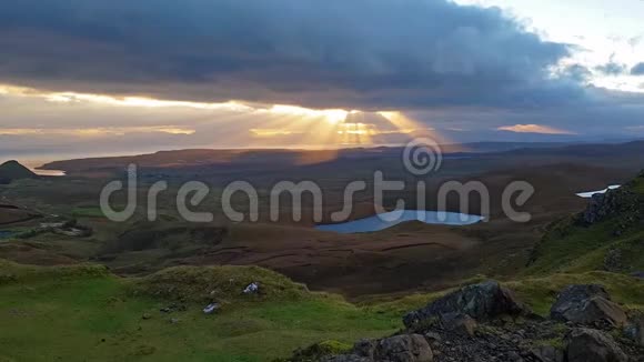 日出时从奎林到斯塔文湾的景色斯凯岛苏格兰视频的预览图