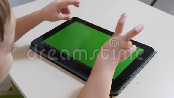 孩子们手指触摸绿色平板的电子屏幕按下虚拟按钮因特网和无线视频的预览图