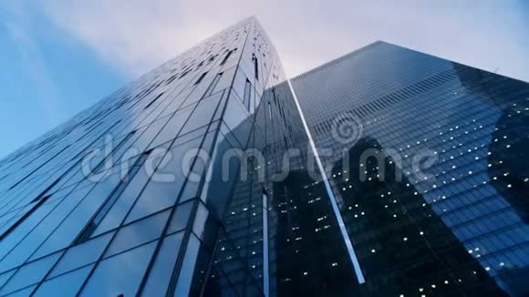 几座摩天大楼的反光玻璃墙6K电影摄影机镜头视频的预览图