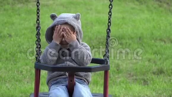 有趣的孩子玩捉迷藏微笑的男孩在火箭椅上平衡视频的预览图