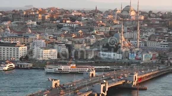 傍晚的阳光照亮了蓝色清真寺和MarcheYeniCami宽阔的伊斯坦布尔大教堂和金色的视频的预览图