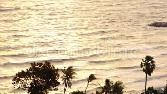 海波或海洋海景和泰国海滩风景棕榈和椰子树与日出光视频的预览图