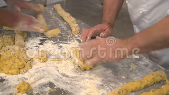 厨师揉捏传统意大利曲奇23FDV视频的预览图