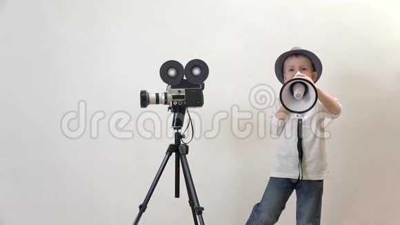 小孩在扩音器上说话关闭摄像机视频的预览图