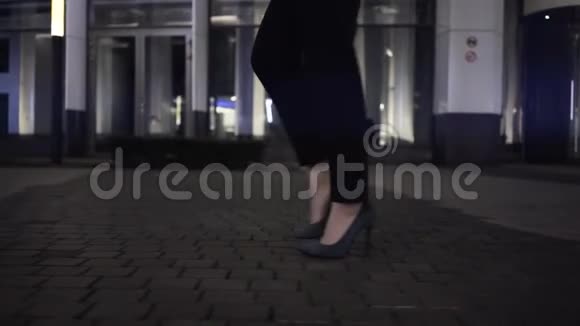 女人的双腿走在市中心的一个夜晚视频的预览图