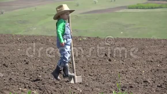 用锄头逗孩子玩农帽园艺完成工作视频的预览图