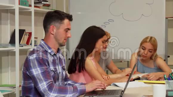 使用笔记本电脑时出现拇指向上的帅哥学生视频的预览图
