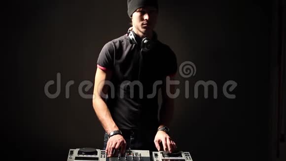 DJ男子在黑暗中制作音乐视频的预览图