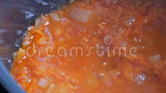 胡萝卜甜菜和洋葱在锅里烤白色厨房铲搅拌蔬菜素食视频的预览图