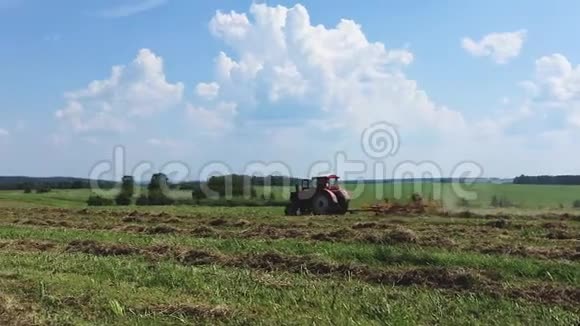 拖拉机犁地乡村夏季景观视频的预览图