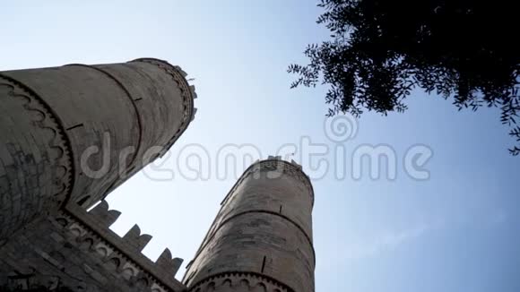 旧堡垒塔底景色行动两座古老的城堡耸立在蓝天的背景上美丽和美丽视频的预览图