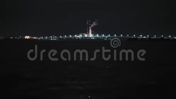 汽车在夜间越过大桥加速移动视频的预览图
