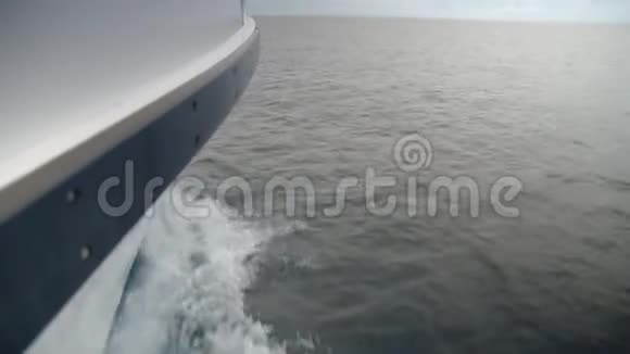 一艘游艇的正面镜头视频的预览图
