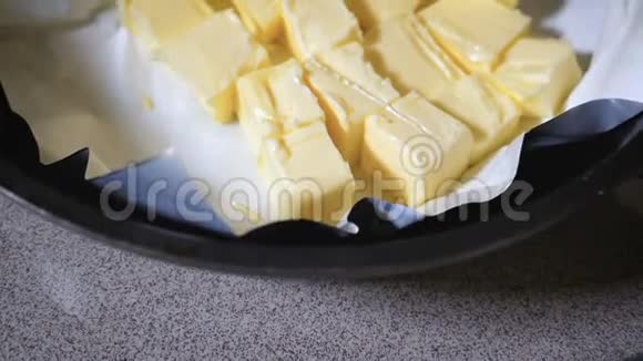 箔包装中熔化的黄油视频的预览图