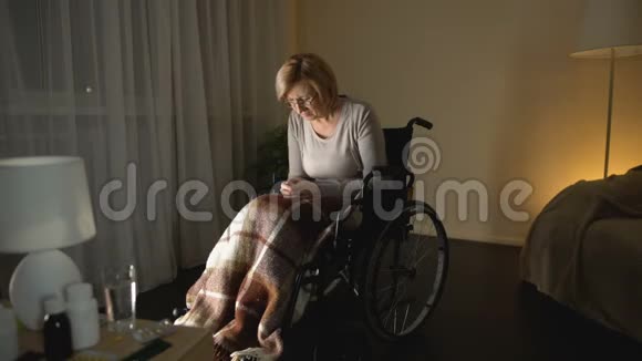 坐在轮椅上焦虑不安的女士想着孩子被遗弃的病人疗养院视频的预览图