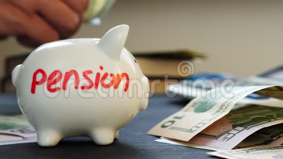 养老金写在储蓄罐上手在数钱退休计划视频的预览图
