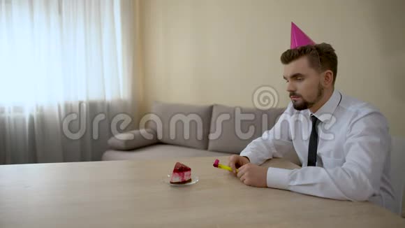 悲伤孤独的人戴着派对帽独自庆祝生日抑郁危机视频的预览图