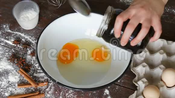 女用手把果酱倒入碗中用碎鸡蛋做自制面团的樱桃蛋糕视频的预览图