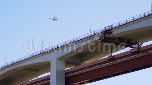 蓝天下的桥和飞机视频的预览图