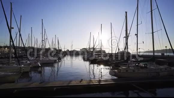 晴天码头附近的现代游艇视频的预览图