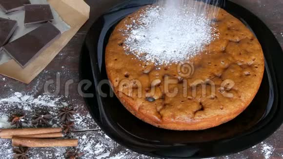 自制烘焙美味的新鲜出炉的樱桃派在一块块的背景上撒满糖霜视频的预览图