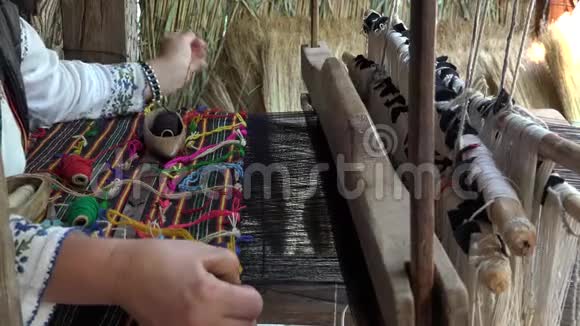 传统手工艺术手在木制乡村织机上工作技艺精湛视频的预览图