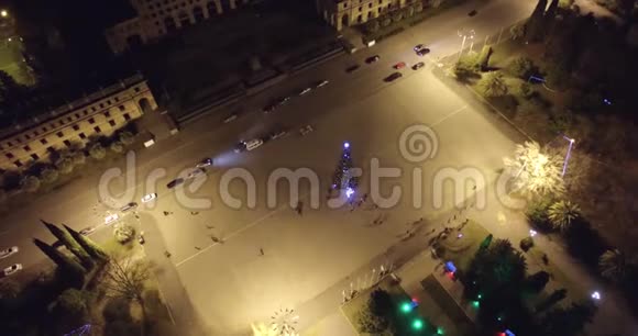 用圣诞树鸟瞰市中心广场夜景视频的预览图