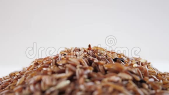 糙米下落缓慢运动视频的预览图