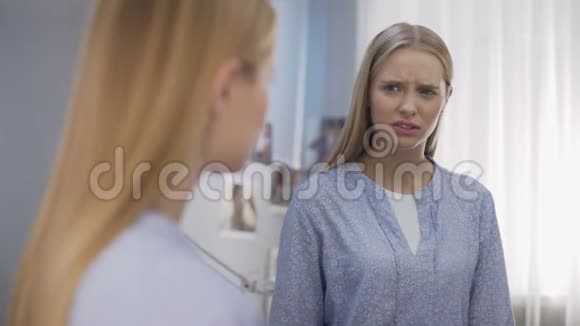 少女对面部皮肤问题反射镜感到失望荷尔蒙的变化视频的预览图