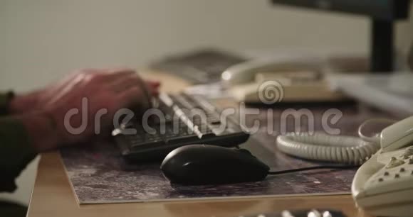 男性手在电脑键盘上打字触摸鼠标视频的预览图